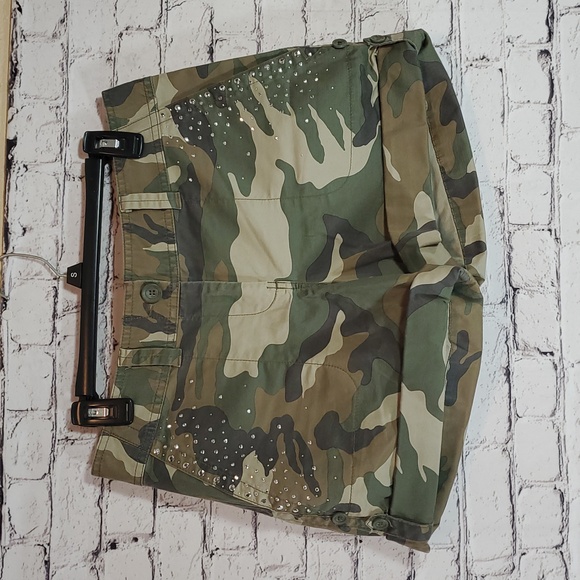 INC International Concepts Green and Brown Shorts with Camo Design Size 8 EUC - Picture 3 of 9